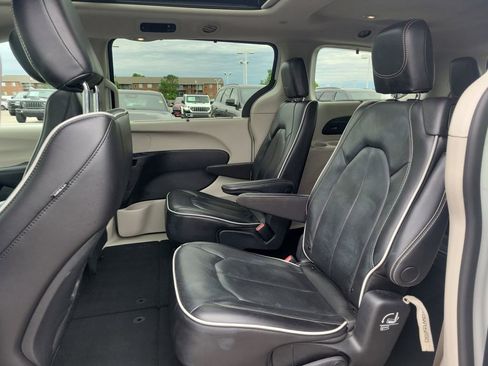 Used 2023 Chrysler Pacifica Limited FWD image 14