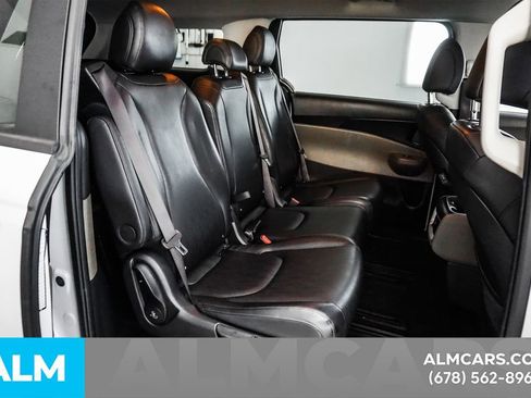 Used 2025 Kia Carnival FWD image 21