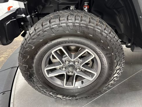 Used 2026 Jeep Gladiator Mojave AWD/4WD image 2