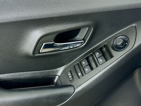 Used 2022 Chevrolet Trax LT w/ Midnight Edition image 18