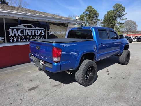 Used 2017 Toyota Tacoma TRD Sport image 5