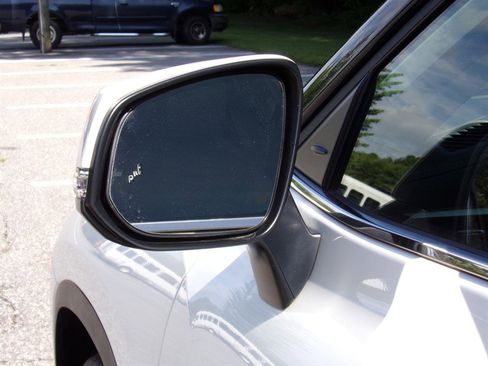 Used 2024 Toyota Highlander AWD image 12