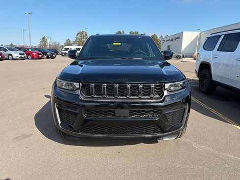 New 2026 Jeep Grand Cherokee Altitude image 7