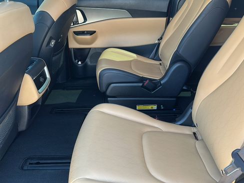 Used 2024 Kia Carnival LX image 18