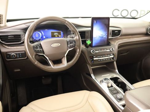 Used 2020 Ford Explorer Platinum w/ Premium Technology Package image 2