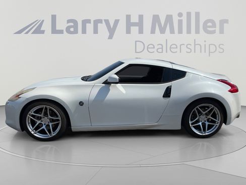 Used 2009 Nissan 370Z Coupe RWD image 2