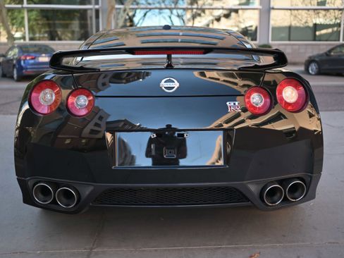 Used 2010 Nissan GT-R Premium image 11
