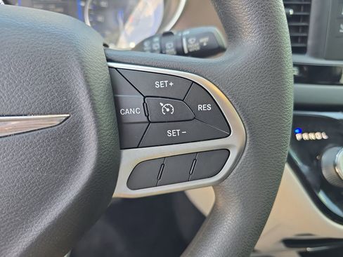 Used 2017 Chrysler Pacifica Touring FWD image 22