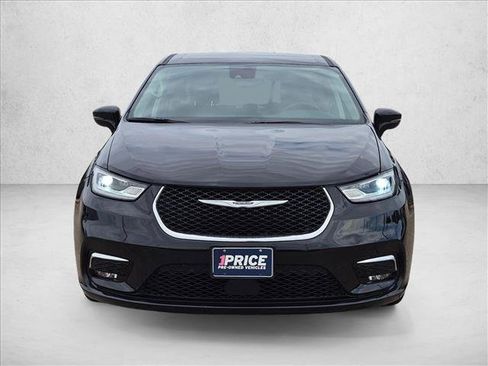 Used 2024 Chrysler Pacifica Limited FWD image 2