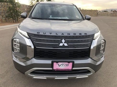 Used 2024 Mitsubishi Outlander SE image 2