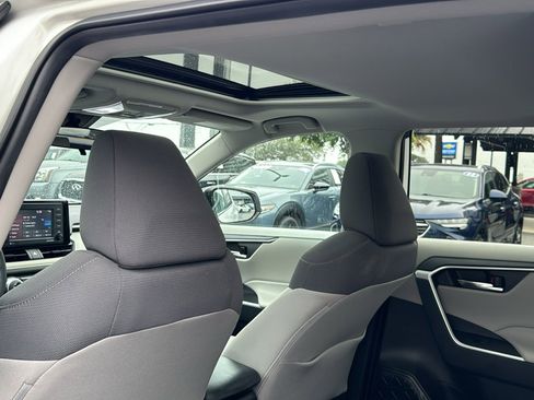Used 2021 Toyota RAV4 XLE w/ Convenience Package FWD image 17