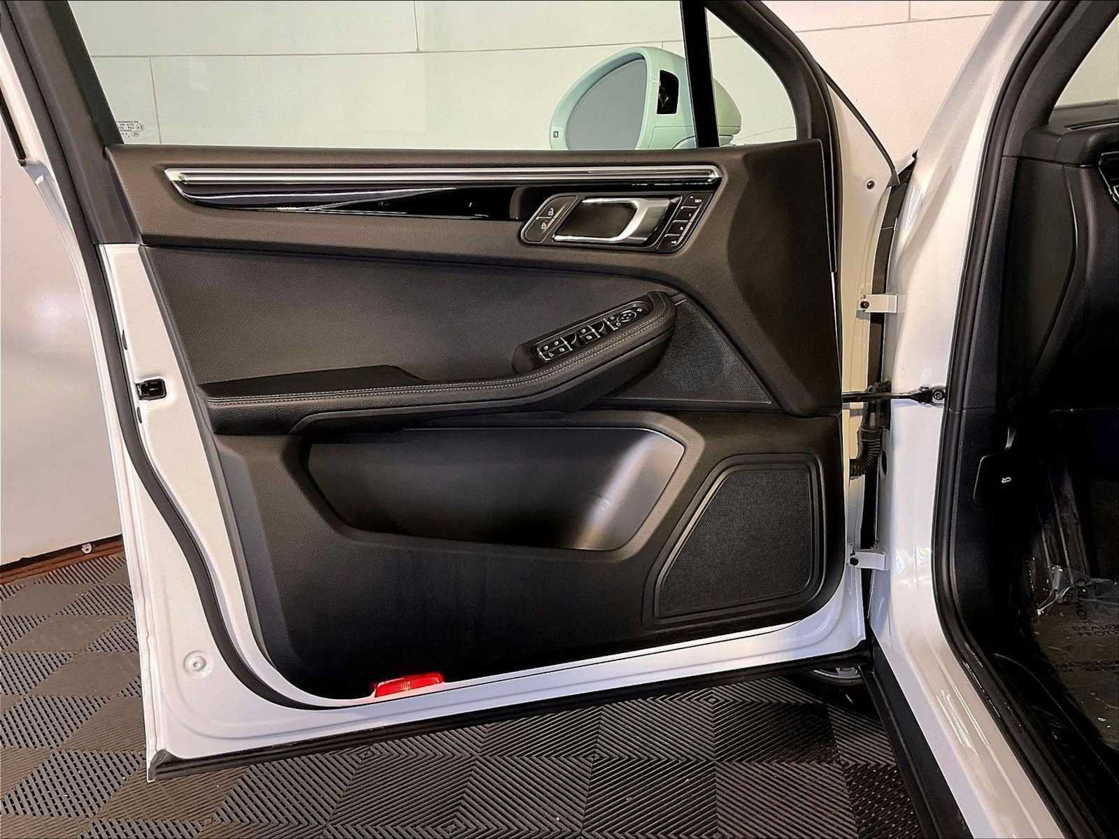 Certified 2023 Porsche Macan AWD/4WD image 25