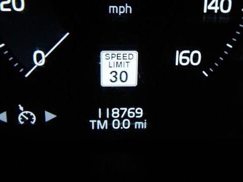 Used 2016 Volvo XC90 T6 Momentum w/ Momentum Plus Package AWD/4WD image 6