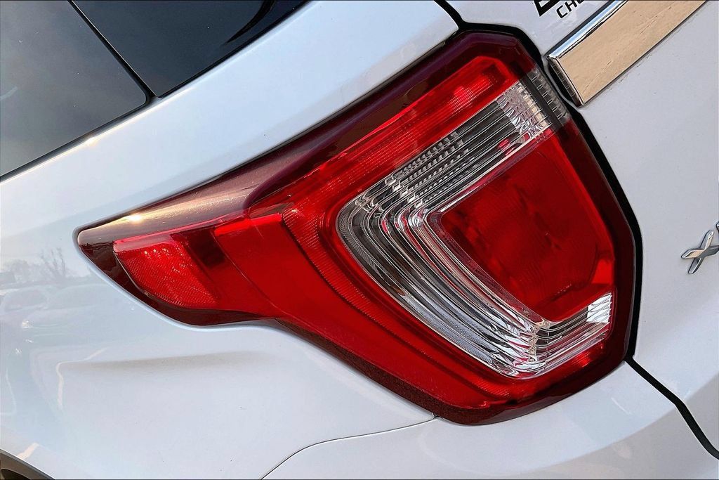 Used 2018 Ford Explorer XLT w/ Equipment Group 201A FWD image 27