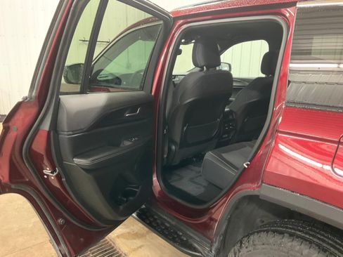 Used 2024 Jeep Grand Cherokee Laredo AWD/4WD image 17