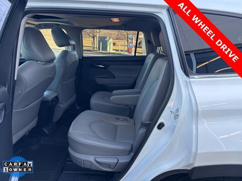 Used 2020 Toyota Highlander XLE image 23