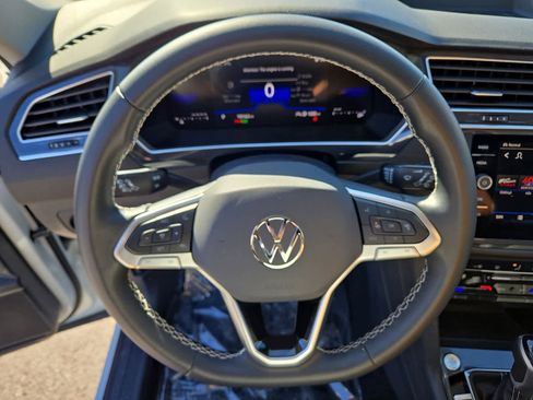 Used 2024 Volkswagen Tiguan SE w/ Panoramic Sunroof Package image 21