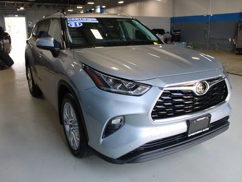 Used 2021 Toyota Highlander Limited AWD/4WD image 3