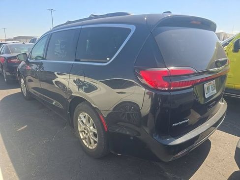 Used 2022 Chrysler Pacifica Touring-L w/ Uconnect Theater Family Group FWD image 4