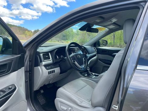 Used 2017 Toyota Highlander Plus AWD/4WD image 10