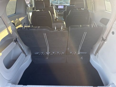 Used 2024 Chrysler Pacifica Touring-L image 17