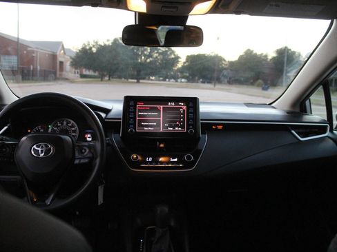 Used 2020 Toyota Corolla LE FWD image 15