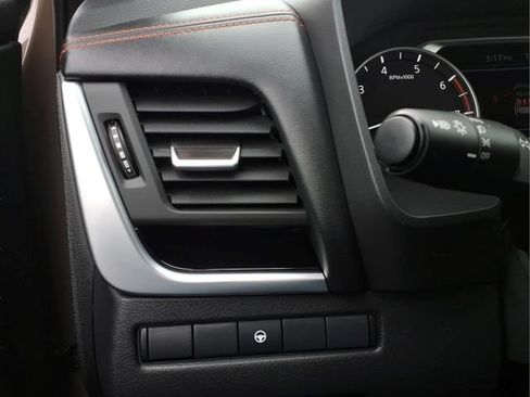Used 2025 Nissan Rogue SV AWD/4WD image 22