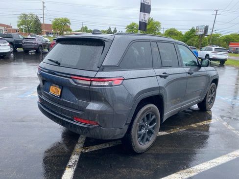 Used 2024 Jeep Grand Cherokee Altitude image 4