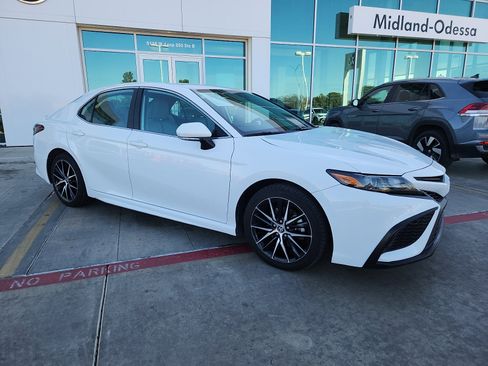 Used 2023 Toyota Camry SE image 8