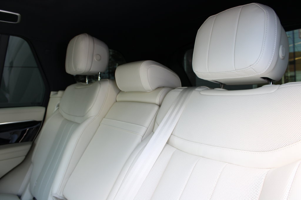 Used 2025 Land Rover Range Rover SE AWD/4WD image 8