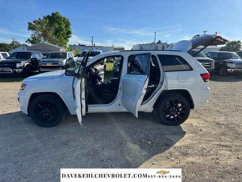 Used 2018 Jeep Grand Cherokee Altitude AWD/4WD image 39