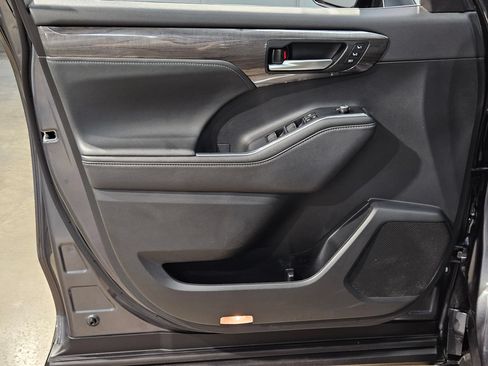 Used 2023 Toyota Highlander Platinum FWD image 20