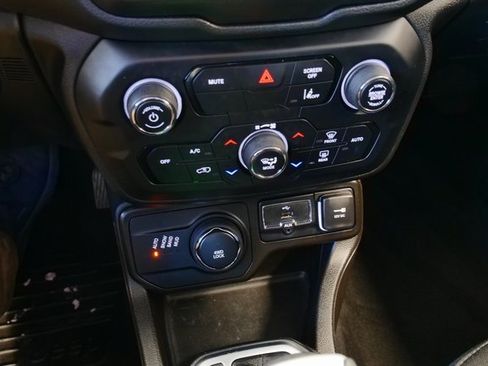 Used 2023 Jeep Renegade Latitude image 22