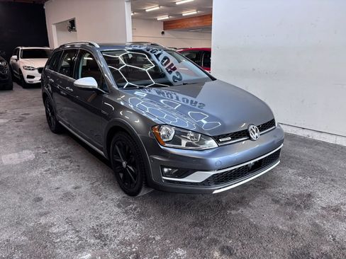 Used 2017 Volkswagen Golf Alltrack SE AWD/4WD image 2