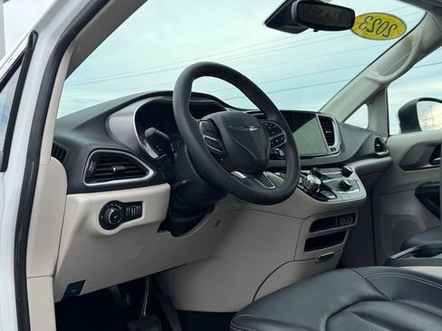 Used 2023 Chrysler Pacifica Touring-L FWD image 11