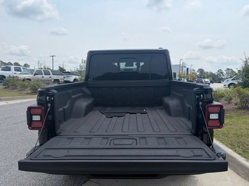 Used 2020 Jeep Gladiator Overland AWD/4WD image 10