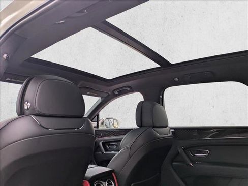 Used 2020 Bentley Bentayga image 22