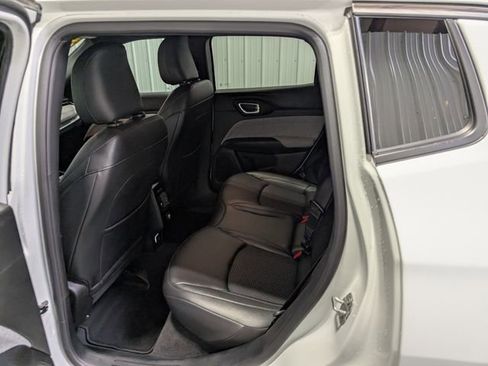 Used 2025 Jeep Compass Latitude AWD/4WD image 9