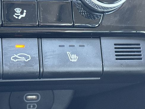 Certified 2025 Hyundai Elantra Limited FWD image 14