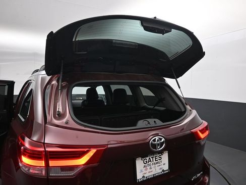 Used 2017 Toyota Highlander XLE AWD/4WD image 32