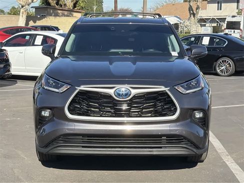 Used 2021 Toyota Highlander XLE image 2
