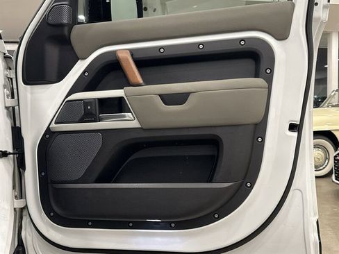 Used 2021 Land Rover Defender 110 SE image 14