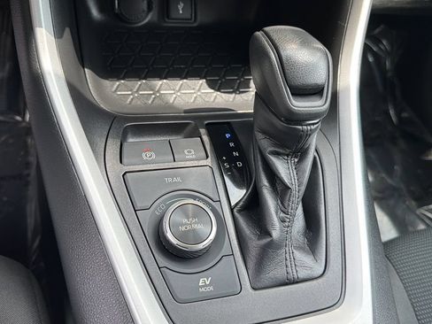 Used 2021 Toyota RAV4 LE AWD/4WD image 22