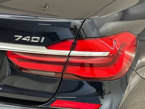 Used 2019 BMW 740i image 12