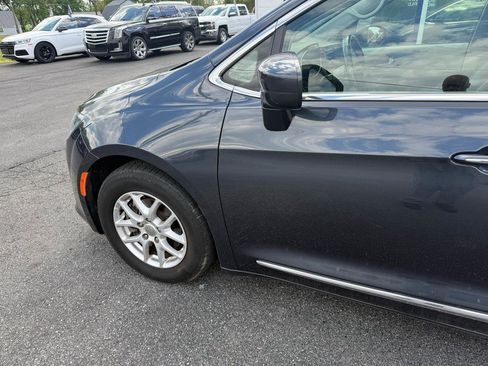 Used 2020 Chrysler Pacifica Touring-L FWD image 3