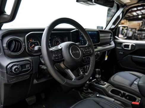 Used 2024 Jeep Wrangler Unlimited Rubicon w/ Technology Group AWD/4WD image 17