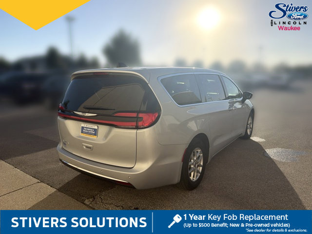 Used 2024 Chrysler Pacifica Touring-L FWD image 6