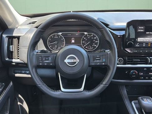Used 2024 Nissan Pathfinder SL AWD/4WD image 14