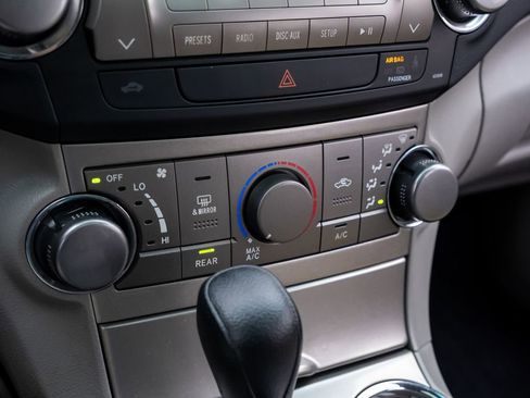Used 2012 Toyota Highlander FWD w/ Tech Pkg image 25