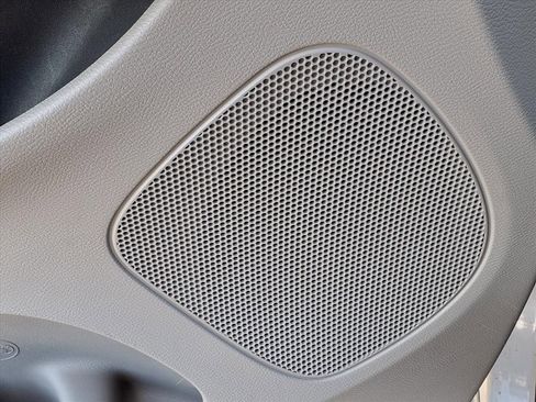 Used 2016 Chrysler Town & Country Touring-L image 14